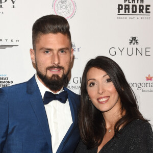 Olivier Giroud et sa femme Jennifer posent lors du photocall de la soirée Global Gift à Londres le 18 novembre 2017.