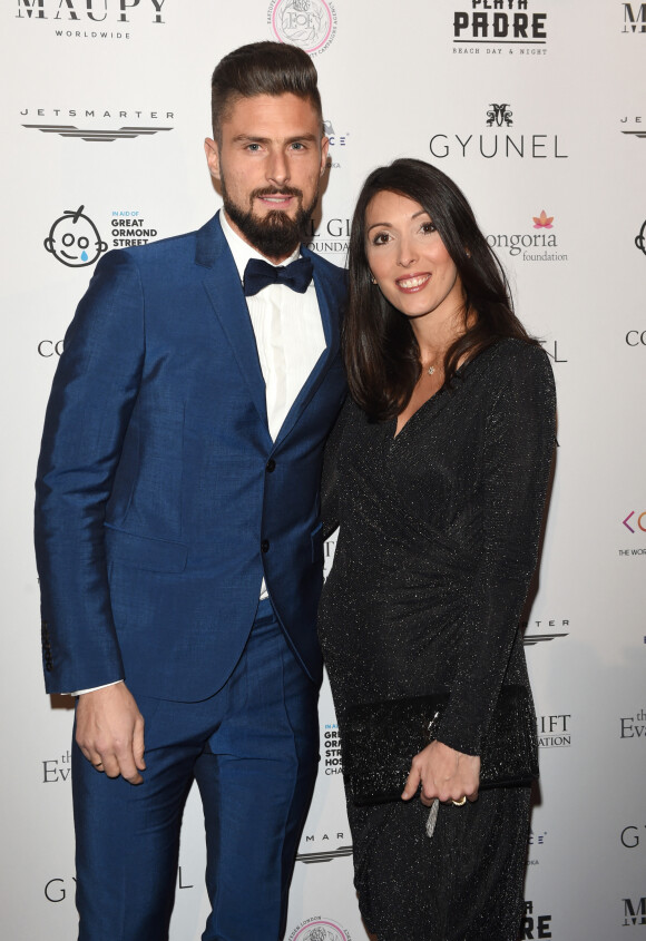 Olivier Giroud et sa femme Jennifer posent lors du photocall de la soirée Global Gift à Londres le 18 novembre 2017.