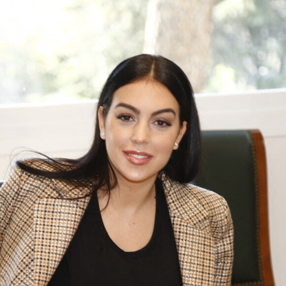 Georgina Rodriguez, la compagne de Cristiano Ronaldo, apporte un chèque de 20 000 euros à la Banque Alimentaire à Madrid le 8 décembre 2020.