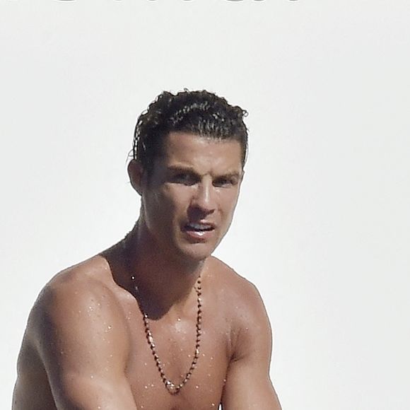 Cristiano Ronaldo profite d'une journée sur un yacht avec des amis lors de leurs vacances à Portofino, le 28 juin 2020.