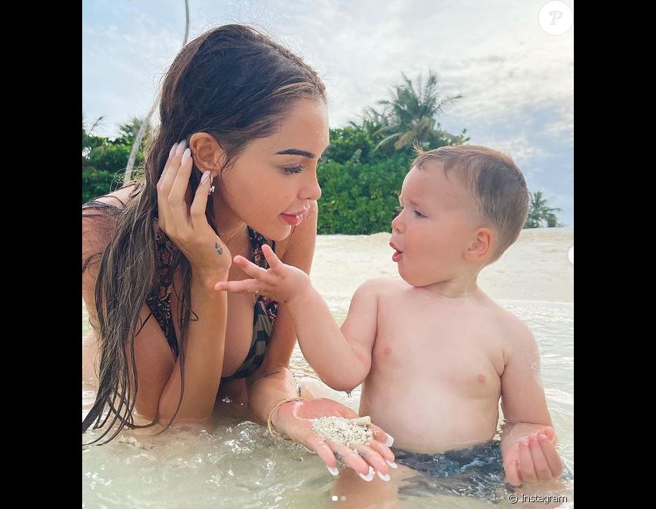 Nabilla Benattia et son fils Milann à la plage