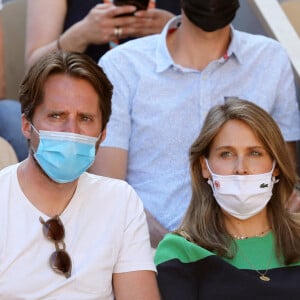 Ophélie Meunier enceinte et son mari Mathieu Vergne dans les tribunes des Internationaux de France de Roland Garros à Paris le 11 juin 2021. © Dominique Jacovides / Bestimage