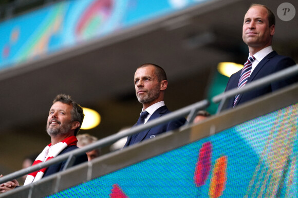 Le prince Frederik de Danemark, le président de l'UEFA Aleksander Ceferin et le prince William lors de la demi-finale de l'Euro 2020 avec le match opposant l'Angleterre au Danemark, au stade de Wembley à Londres, le 7 juillet 2021.