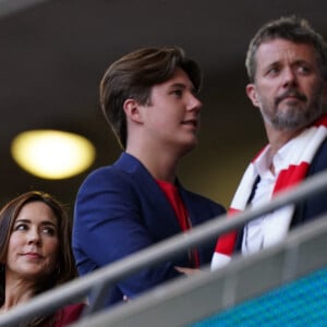 La princesse Mary et le prince Frederik de Danemark avec leur fils le prince Christian lors de la demi-finale de l'Euro 2020 avec le match opposant l'Angleterre au Danemark, au stade de Wembley à Londres, le 7 juillet 2021.