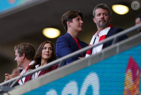 La princesse Mary et le prince Frederik de Danemark avec leur fils le prince Christian lors de la demi-finale de l'Euro 2020 avec le match opposant l'Angleterre au Danemark, au stade de Wembley à Londres, le 7 juillet 2021.