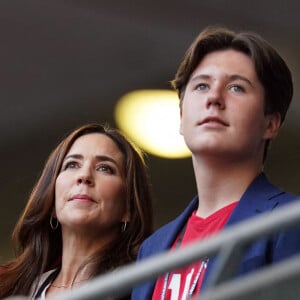 La princesse Mary de Danemark et son fils le prince Christian lors de la demi-finale de l'Euro 2020 avec le match opposant l'Angleterre au Danemark, au stade de Wembley à Londres, le 7 juillet 2021.