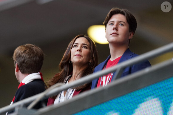 La princesse Mary de Danemark et son fils le prince Christian lors de la demi-finale de l'Euro 2020 avec le match opposant l'Angleterre au Danemark, au stade de Wembley à Londres, le 7 juillet 2021.