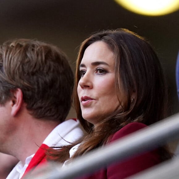 La princesse Mary de Danemark lors de la demi-finale de l'Euro 2020 avec le match opposant l'Angleterre au Danemark, au stade de Wembley à Londres, le 7 juillet 2021.