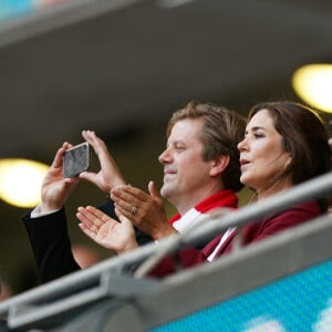 La princesse Mary de Danemark, son mari le prince Frederik et leur fils le prince Christian lors de la demi-finale de l'Euro 2020 avec le match opposant l'Angleterre au Danemark, au stade de Wembley à Londres, le 7 juillet 2021.