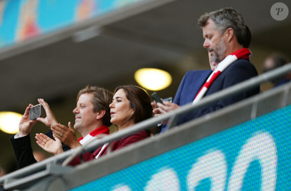 La princesse Mary de Danemark, son mari le prince Frederik et leur fils le prince Christian lors de la demi-finale de l'Euro 2020 avec le match opposant l'Angleterre au Danemark, au stade de Wembley à Londres, le 7 juillet 2021.