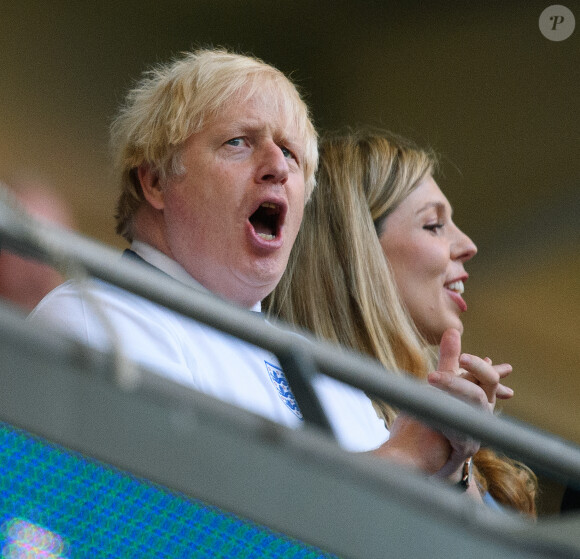 Le Premier ministre britannique Boris Johnson et son épouse Carrie Johnson lors de la demi-finale de l'Euro 2020 avec le match opposant l'Angleterre au Danemark, au stade de Wembley à Londres, le 7 juillet 2021.