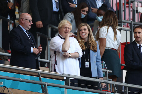 Le Premier ministre britannique Boris Johnson et son épouse Carrie Johnson lors de la demi-finale de l'Euro 2020 avec le match opposant l'Angleterre au Danemark, au stade de Wembley à Londres, le 7 juillet 2021.