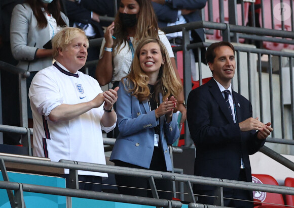 Le Premier ministre britannique Boris Johnson et son épouse Carrie Johnson lors de la demi-finale de l'Euro 2020 avec le match opposant l'Angleterre au Danemark, au stade de Wembley à Londres, le 7 juillet 2021.