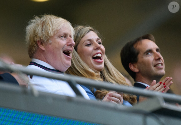 Le Premier ministre britannique Boris Johnson et son épouse Carrie Johnson lors de la demi-finale de l'Euro 2020 avec le match opposant l'Angleterre au Danemark, au stade de Wembley à Londres, le 7 juillet 2021.