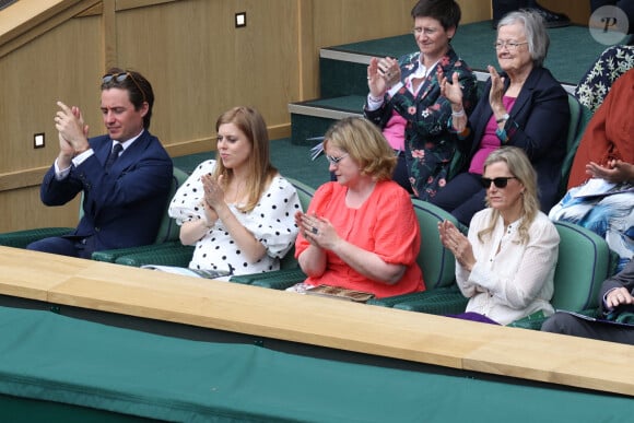 La princesse Beatrice d'York (enceinte) et son mari Edoardo Mapelli Mozzi, la comtesse Sophie de Wessex, au tournoi de tennis de Wimbledon, le 8 juillet 2021.