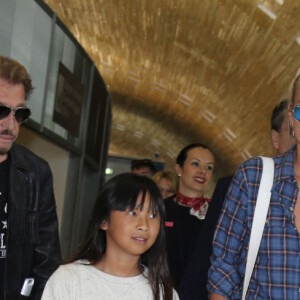 Johnny Hallyday en famille avec sa femme Laeticia, ses filles Jade et Joy et Elyette, la grand-mère de Laeticia à Saint-Barthélemy de l'aéroport Roissy Charles de Gaulle le 27 juillet 2016.