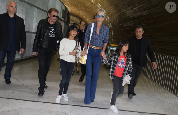 Johnny Hallyday en famille avec sa femme Laeticia, ses filles Jade et Joy et Elyette, la grand-mère de Laeticia à Saint-Barthélemy de l'aéroport Roissy Charles de Gaulle le 27 juillet 2016.