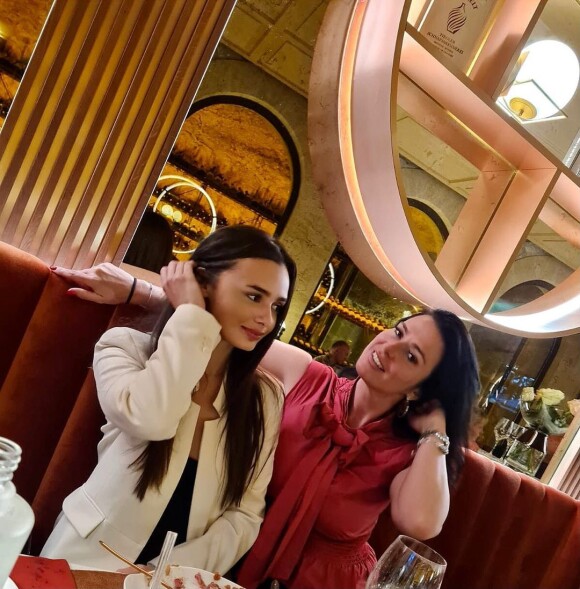 Cécile et Anissa au restaurant. Mai 2021