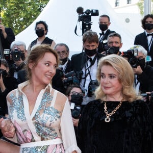 Emmanuelle Bercot et  Catherine Deneuve lors de la montée des marches du film " De son vivant " lors du 74ème Festival International du Film de Cannes. Le 10 juillet 2021 © Borde-Jacovides-Moreau / Bestimage 