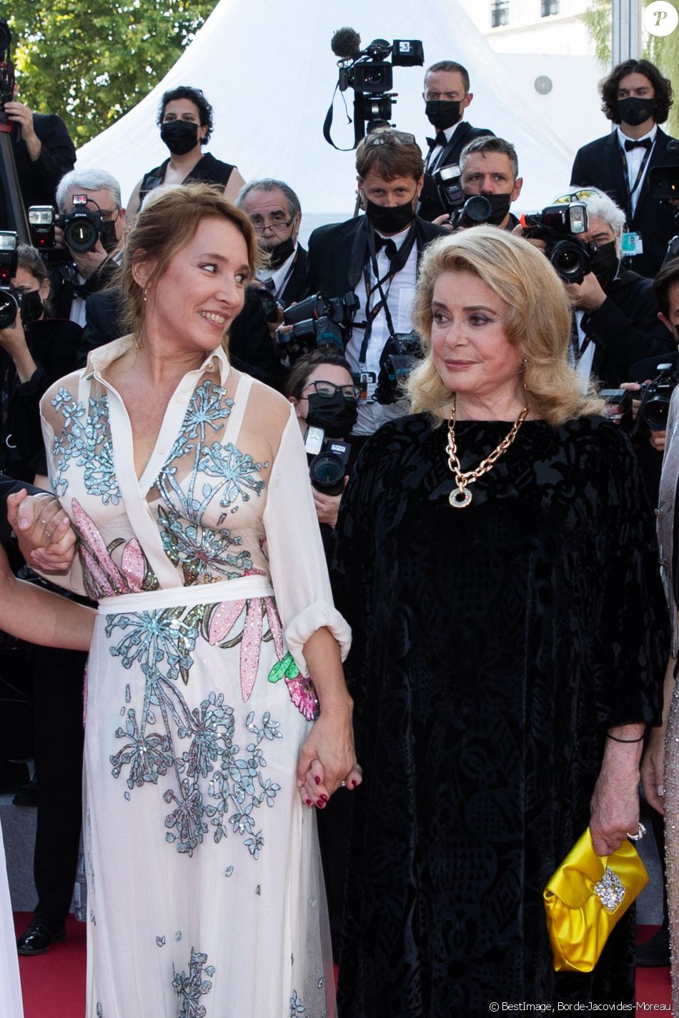 Emmanuelle Bercot et Catherine Deneuve lors de la montée des marches du film " De son vivant " lors du 74ème Festival International du Film de Cannes. Le 10 juillet 2021 © Borde-Jacovides-Moreau / Bestimage