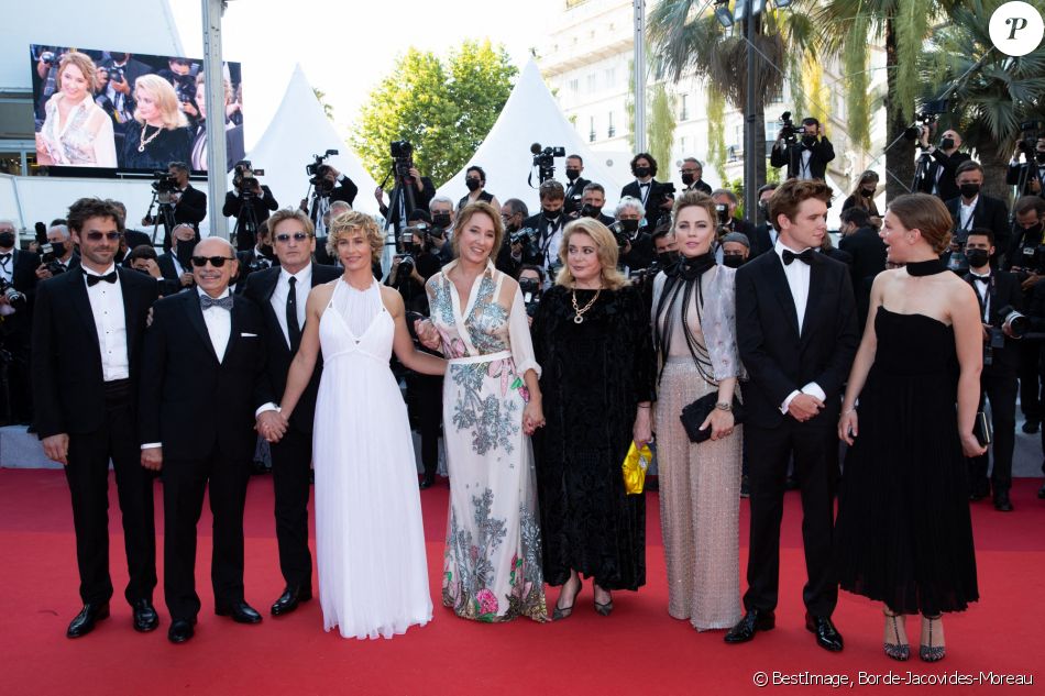 Francois Kraus, Gabriel Sara, Benoit Magimel, Cécile de France, Emmanuelle Bercot, Catherine Deneuve, Melissa George, Oscar Morgan et Lou Lampros pendant la montée des marches du film " De son vivant " lors du 74ème Festival International du Film de Cannes. Le 10 juillet 2021 © Borde-Jacovides-Moreau / Bestimage