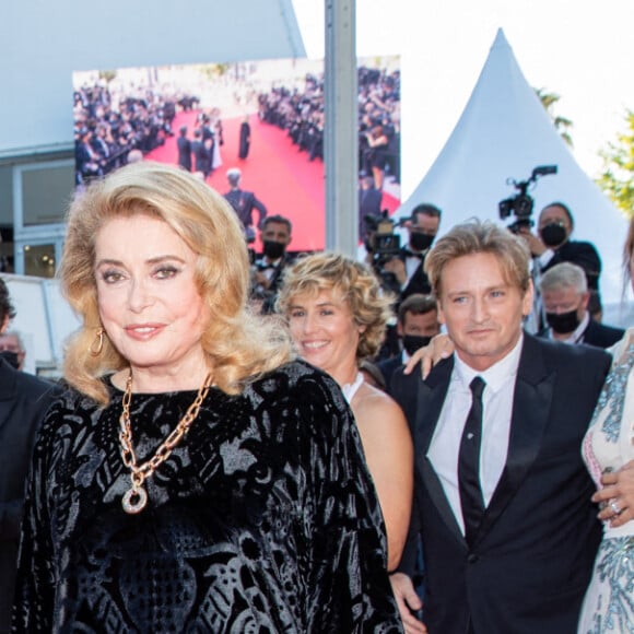 Francois Kraus, Cécile de France, Benoit Magimel, Emmanuelle Bercot, Catherine Deneuve - Montée des marches du film « De son vivant » lors du 74ème Festival International du Film de Cannes. Le 10 juillet 2021 © Borde-Jacovides-Moreau / Bestimage  Red carpet for the movie « De son vivant » during the 74th Cannes International Film festival. On July 10th 2021 