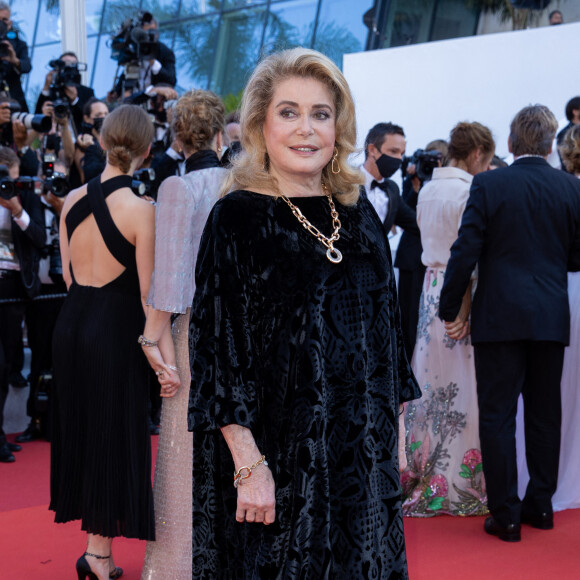 Catherine Deneuve durant la montée des marches du film " De son vivant " lors du 74ème Festival International du Film de Cannes. © Borde-Jacovides-Moreau / Bestimage