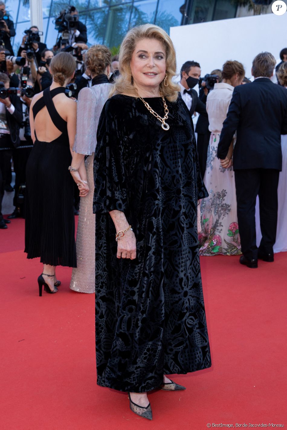 Catherine Deneuve durant la montée des marches du film " De son vivant " lors du 74ème Festival International du Film de Cannes. © Borde-Jacovides-Moreau / Bestimage