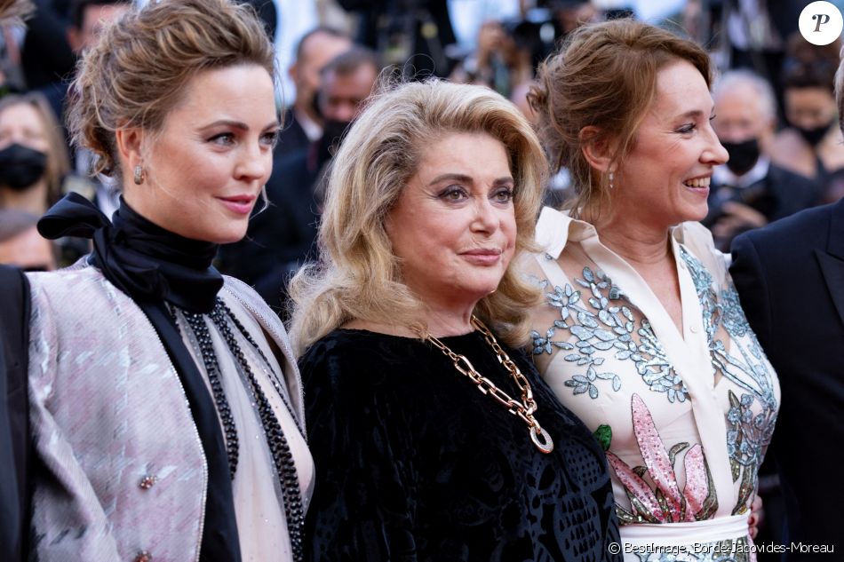 Melissa George, Catherine Deneuve et Emmanuelle Bercot pendant la montée des marches du film " De son vivant " lors du 74ème Festival International du Film de Cannes. © Borde-Jacovides-Moreau / Bestimage