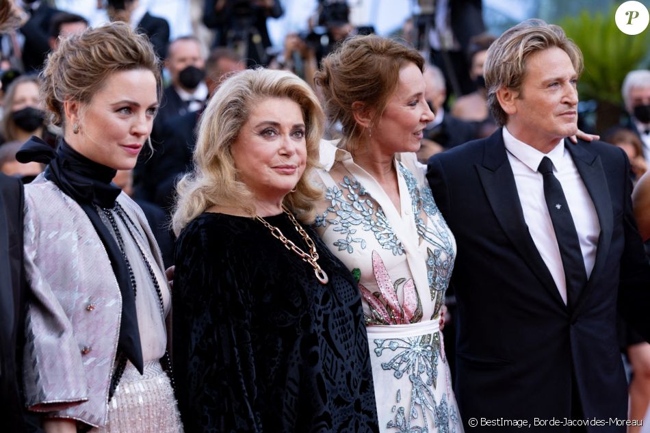 Melissa George, Catherine Deneuve, Emmanuelle Bercot et Benoît Magimel durant la montée des marches du film " De son vivant " lors du 74ème Festival International du Film de Cannes. Le 10 juillet 2021 © Borde-Jacovides-Moreau / Bestimage