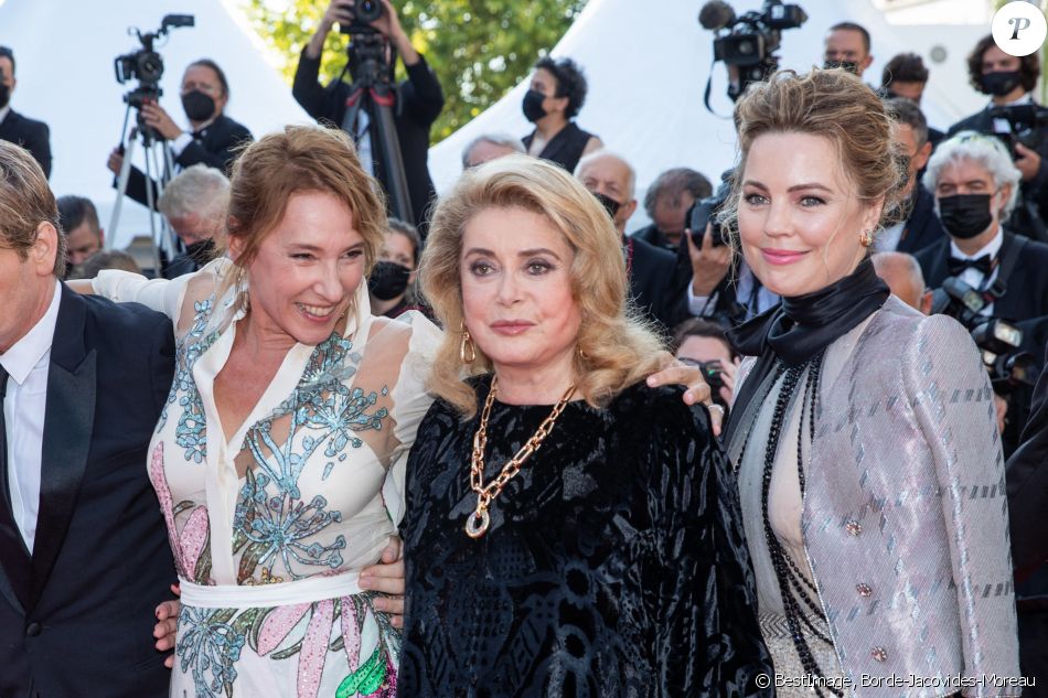 Emmanuelle Bercot, Catherine Deneuve et Melissa George lors de la montée des marches du film " De son vivant " lors du 74ème Festival International du Film de Cannes. Le 10 juillet 2021 © Borde-Jacovides-Moreau / Bestimage