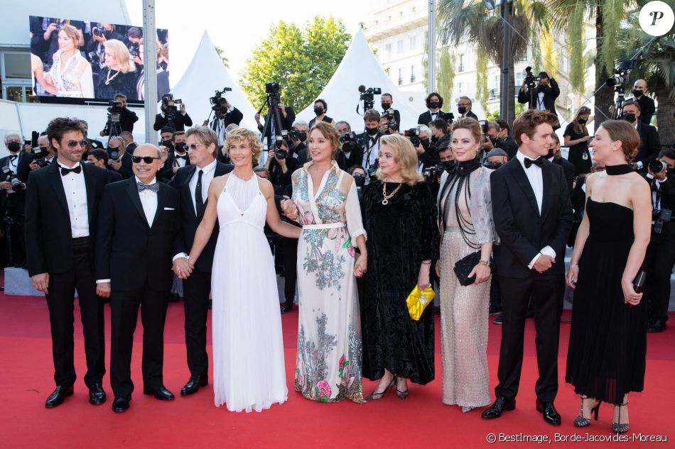 Francois Kraus, Gabriel Sara, Benoit Magimel, Cécile de France, Emmanuelle Bercot, Catherine Deneuve, Melissa George, Oscar Morgan et Lou Lampros pendant la montée des marches du film " De son vivant " lors du 74ème Festival International du Film de Cannes. Le 10 juillet 2021 © Borde-Jacovides-Moreau / Bestimage
