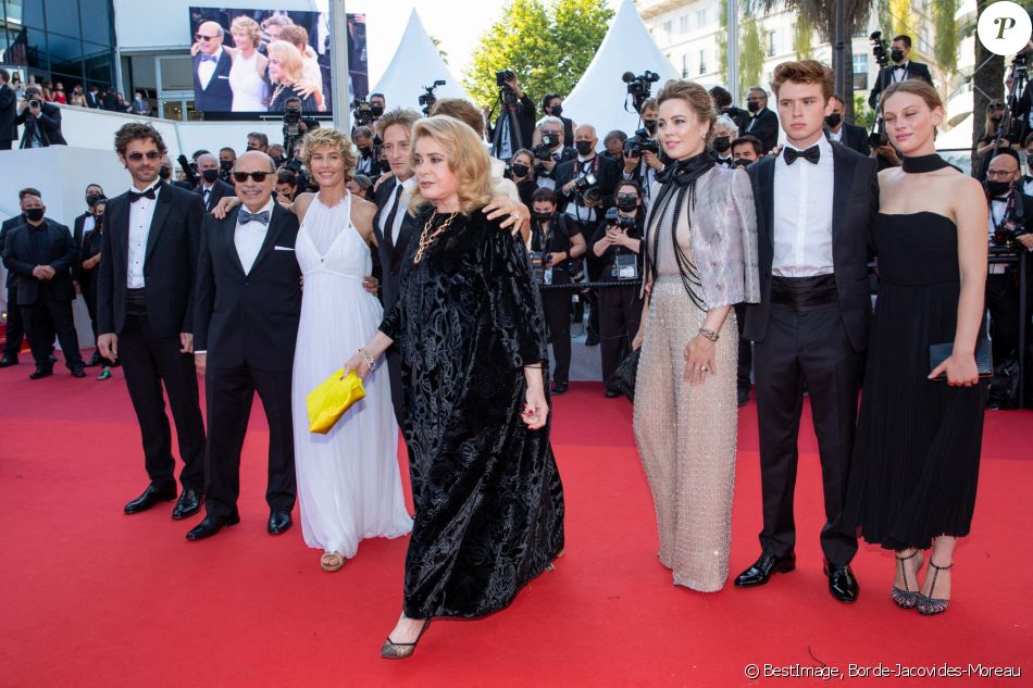 Francois Kraus, Gabriel Sara, Cécile de France, Benoit Magimel, Catherine Deneuve, Melissa George, Oscar Morgan, Lou Lampros (habillée en Céline) - Montée des marches du film " De son vivant " lors du 74ème Festival International du Film de Cannes. Le 10 juillet 2021 © Borde-Jacovides-Moreau / Bestimage