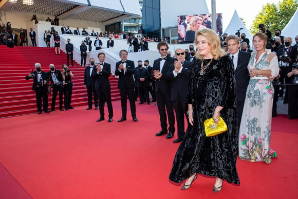 Francois Kraus, Gabriel Sara, Benoit Magimel, Emmanuelle Bercot, Catherine Deneuve - Montée des marches du film " De son vivant " lors du 74ème Festival International du Film de Cannes. Le 10 juillet 2021 © Borde-Jacovides-Moreau / Bestimage 