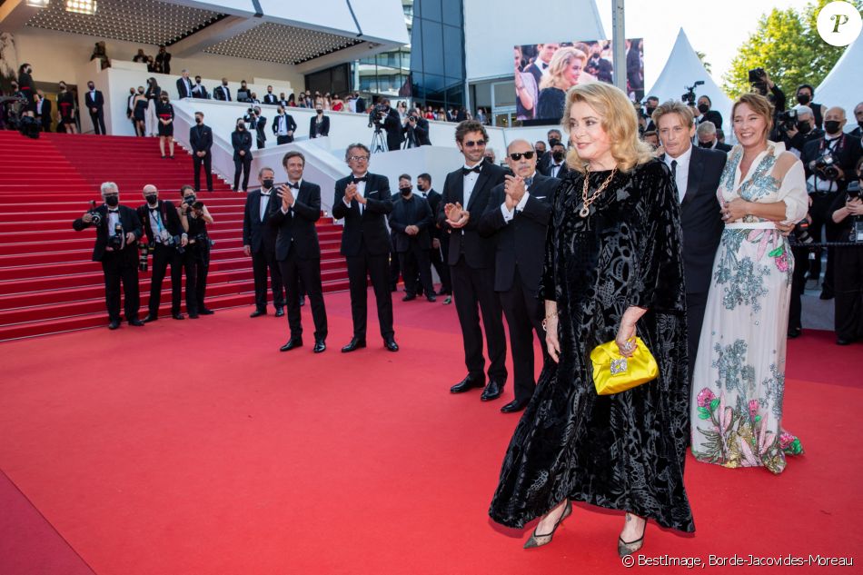 Francois Kraus, Gabriel Sara, Benoit Magimel, Emmanuelle Bercot, Catherine Deneuve - Montée des marches du film " De son vivant " lors du 74ème Festival International du Film de Cannes. Le 10 juillet 2021 © Borde-Jacovides-Moreau / Bestimage