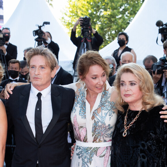 Benoit Magimel, Emmanuelle Bercot, Catherine Deneuve, Melissa George - Montée des marches du film " De son vivant " lors du 74ème Festival International du Film de Cannes. Le 10 juillet 2021 © Borde-Jacovides-Moreau / Bestimage 