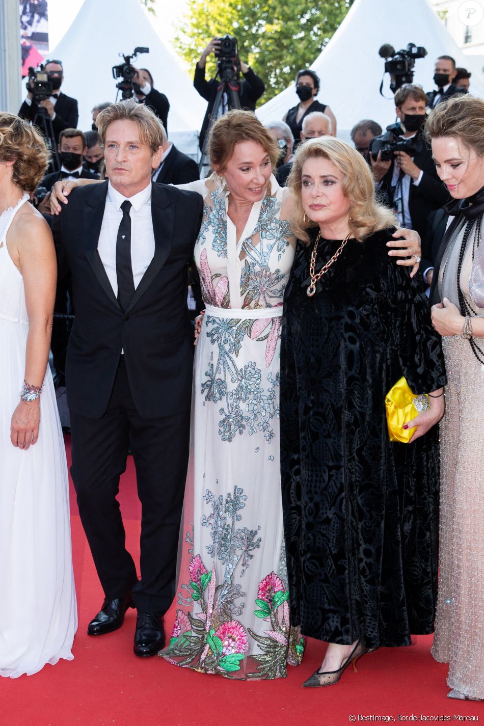 Benoit Magimel, Emmanuelle Bercot, Catherine Deneuve, Melissa George - Montée des marches du film " De son vivant " lors du 74ème Festival International du Film de Cannes. Le 10 juillet 2021 © Borde-Jacovides-Moreau / Bestimage