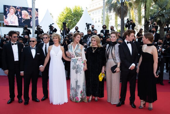 Francois Kraus, Gabriel Sara, Benoit Magimel, Cécile de France, Emmanuelle Bercot, Catherine Deneuve, Melissa George, Oscar Morgan, Lou Lampros (habillée en Céline) - Montée des marches du film " De son vivant " lors du 74ème Festival International du Film de Cannes. Le 10 juillet 2021 © Borde-Jacovides-Moreau / Bestimage 