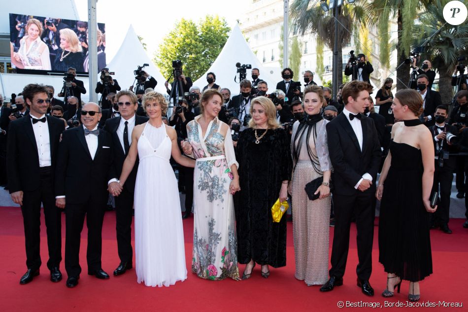 Francois Kraus, Gabriel Sara, Benoit Magimel, Cécile de France, Emmanuelle Bercot, Catherine Deneuve, Melissa George, Oscar Morgan, Lou Lampros (habillée en Céline) - Montée des marches du film " De son vivant " lors du 74ème Festival International du Film de Cannes. Le 10 juillet 2021 © Borde-Jacovides-Moreau / Bestimage