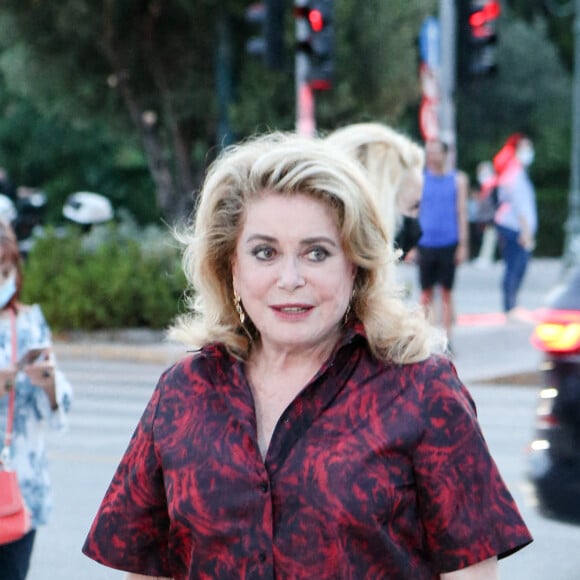 Catherine Deneuve (Première sortie officielle depuis son accident) - Arrivées au défilé de mode Dior Cruise 2022 au stade Panathenaic à Athènes. Le 17 juin 2021 © Aristidis Vafeiadakis / Zuma Press / Bestimage 