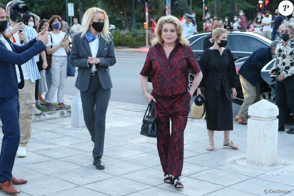 Catherine Deneuve (Première sortie officielle depuis son accident) - Arrivées au défilé de mode Dior Cruise 2022 au stade Panathenaic à Athènes. Le 17 juin 2021 © Aristidis Vafeiadakis / Zuma Press / Bestimage