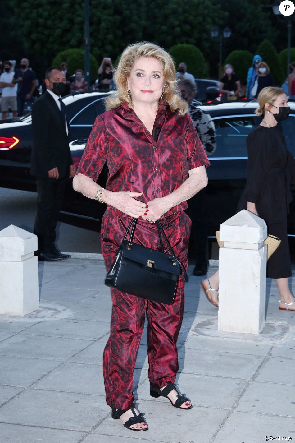 Catherine Deneuve (Première sortie officielle depuis son accident) - Arrivées au défilé de mode Dior Cruise 2022 au stade Panathenaic à Athènes. Le 17 juin 2021