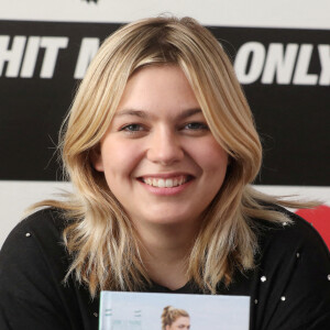 Louane lors d'une rencontre avec ses fans Leila et Nelly à Nice. Le 21 octobre 2020. 