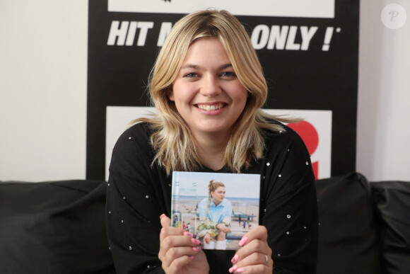 Louane lors d'une rencontre avec ses fans Leila et Nelly à Nice. Le 21 octobre 2020. 