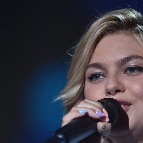 Louane Emera - Enregistrement de l'émission "300 Choeurs chantent Dassin" à Paris, qui sera diffusée le 16 octobre sur France 3, le 15 septembre 2020 © Tiziano Da Silva / Bestimage 