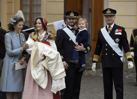 La reine Silvia de Suède, la princesse Sofia (Hellqvist) de Suède, le prince Carl Philip, le Prince Gabriel, le Prince Alexander et le roi Carl XVI Gustav de Suède - Baptême du prince Gabriel de Suède à la chapelle du palais Drottningholm à Stockholm, Suède, le 1er décembre 2017.