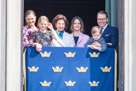 La princesse Victoria, la princesse Estelle, la reine Silvia, la princesse Sofia, le prince Daniel, le prince Oscar - La famille royale de Suède au balcon du palais pour l'anniversaire du roi Carl Gustav, 73 ans, à Stockholm le 30 avril 2019.