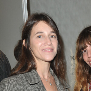 Lou Doillon et Charlotte Gainsbourg - Paris le , 25 09 2013 - Inauguration de la galerie cinema de Anne Dominique Toussaint et vernissage de l'exposition " Point of View " de Kate Barry en septembre 2013.