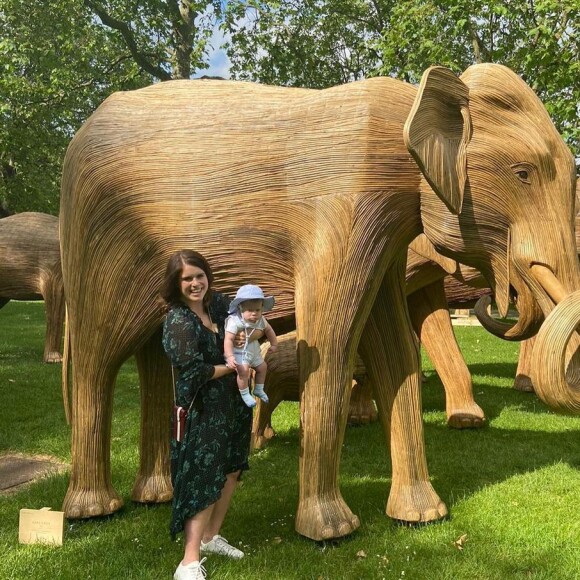 La princesse Eugenie et son fils August sur Instagram, à Green Park, à Londres.
