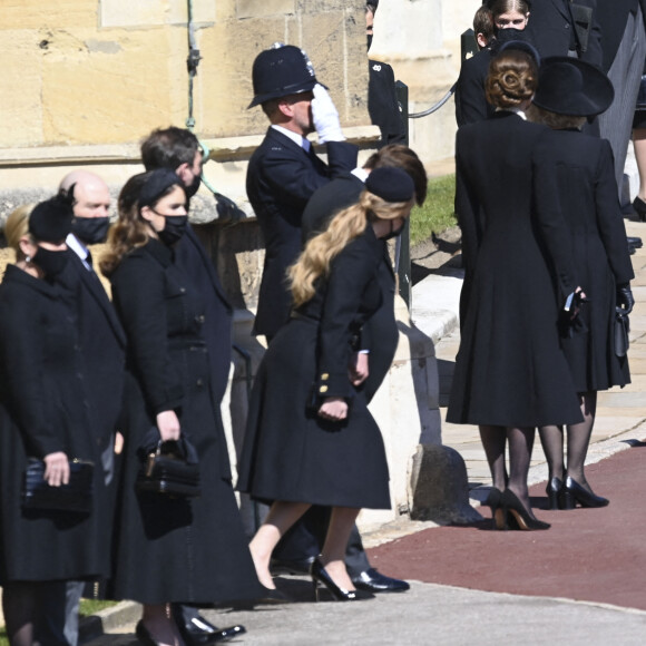 La reine Elisabeth II d'Angleterre, Catherine Kate Middleton, la duchesse de Cambridge, Zara Phillips (Tindall) et Mike Tindall, la princesse Eugenie d'York et son mari Jack Brooksbank, la princesse Beatrice d'York et son mari Edoardo Mapelli Mozzi - Arrivées aux funérailles du prince Philip, duc d'Edimbourg à la chapelle Saint-Georges du château de Windsor, Royaume Uni, le 17 avril 2021.